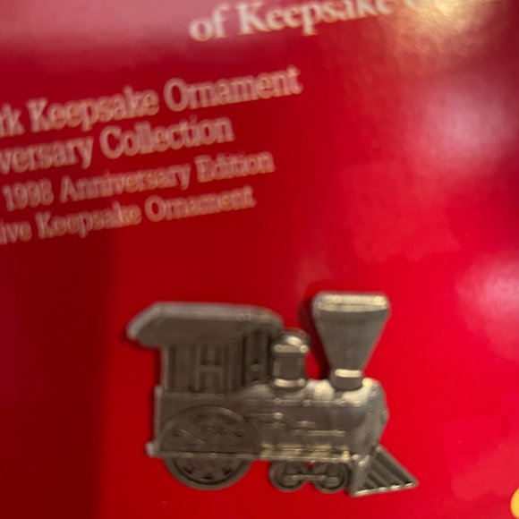 3 Hallmark Collector's Pins - Picture 7 of 7